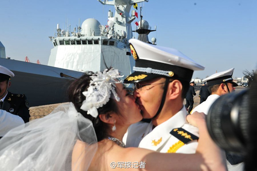 해군 호위편대 단체 결혼식 올려…054A함 ‘사랑의 증인’