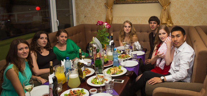 中열등생, 18세 우크라이나 미녀와 결혼해 행복