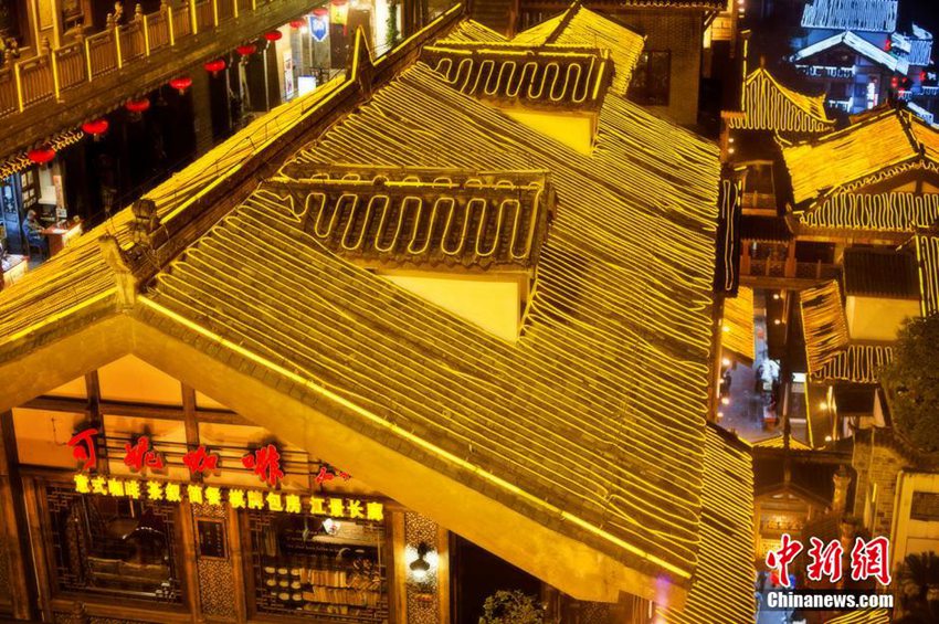 충칭 겨울밤 ‘센과 히치로의 행방불명’ 환상거리 닮아