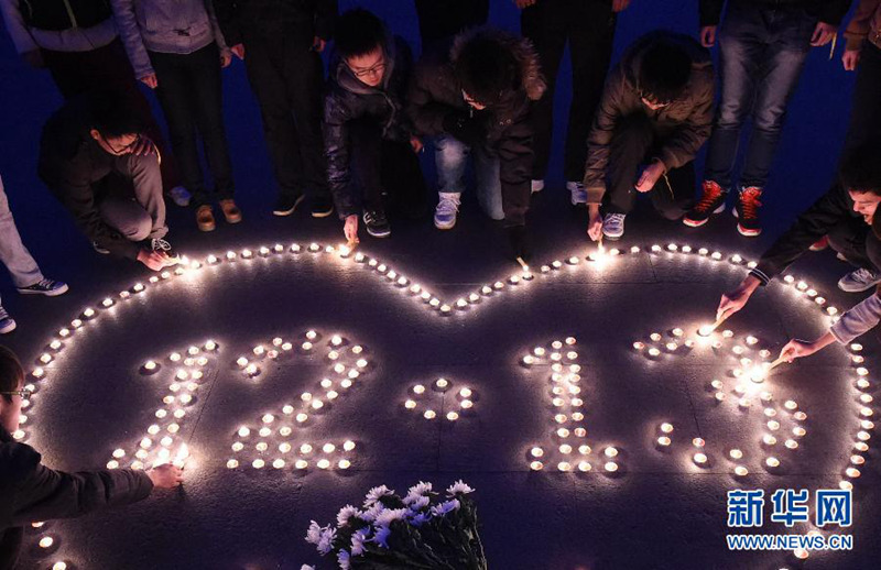 12월 12일, 대학생들이 촛불 제사를 지내고 있다. 신화사 쑨찬(孫參) 촬영기자