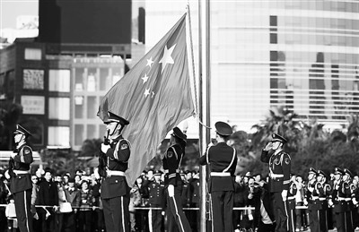 천여 명이 함께 한 마카오 반환15주년 국기 게양식 