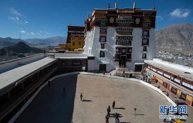 206미터 티베트어 서예 작품, 부다라궁에 기증