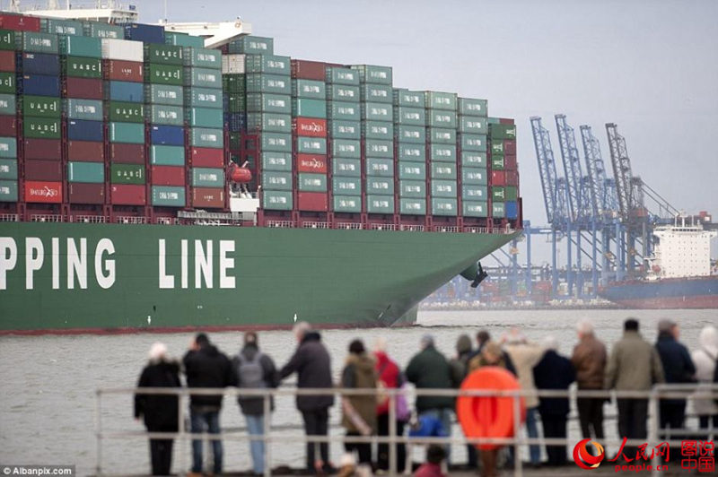 중국의 세계 최대 화물선 영국 도착, 시선 집중