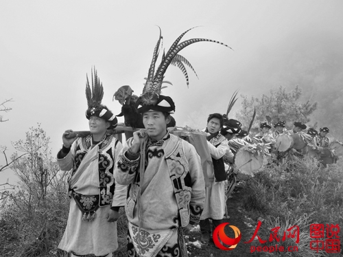 쓰촨 강족 ‘과이루제’, 산신령에게 평안 기도해