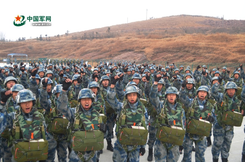 中 공수부대 신병, 겨울 낙하 훈련 처음으로 실시