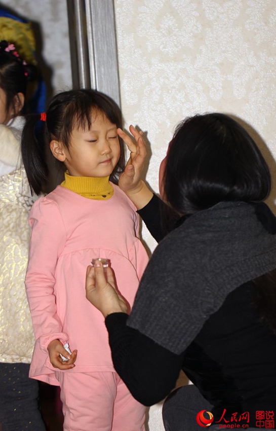 경극 ‘백설전’의 백스테이지 탐방, 분장 전과정 공개