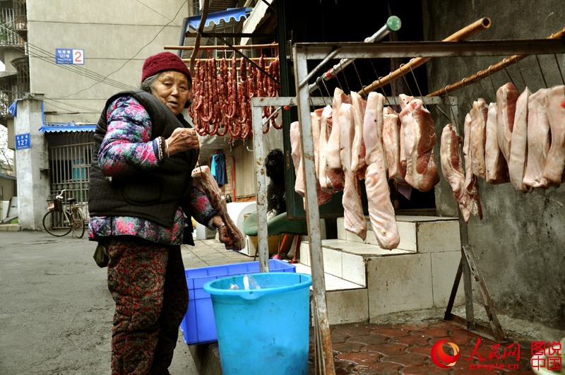 청두의 주렁주렁 매달린 납육과 소시지…설 분위기 물씬