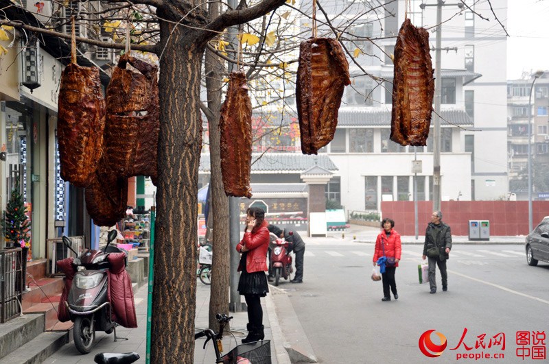 청두의 주렁주렁 매달린 납육과 소시지…설 분위기 물씬