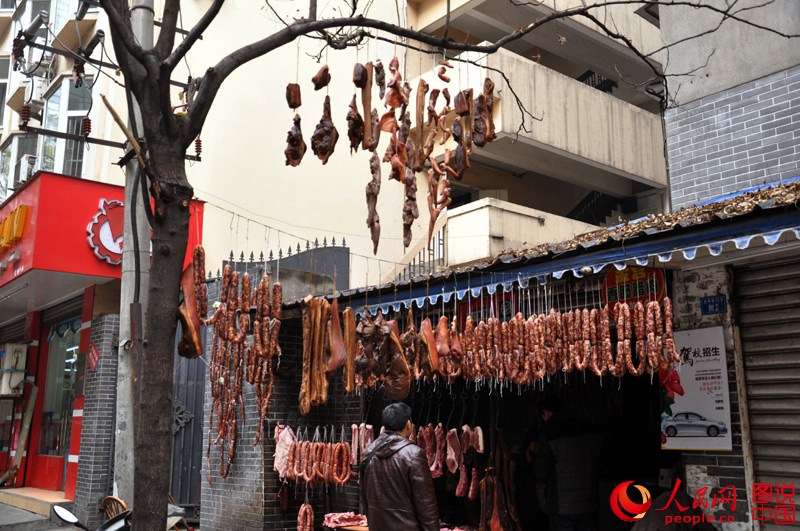 청두의 주렁주렁 매달린 납육과 소시지…설 분위기 물씬