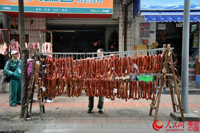 청두의 주렁주렁 매달린 납육과 소시지…설 분위기 물씬