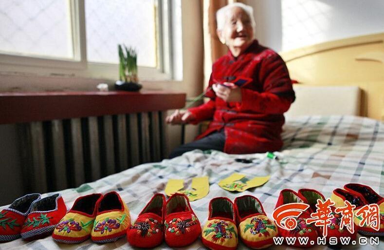 93세 시안 할머니, 아동 꽃신 백 켤레 만들어 선물