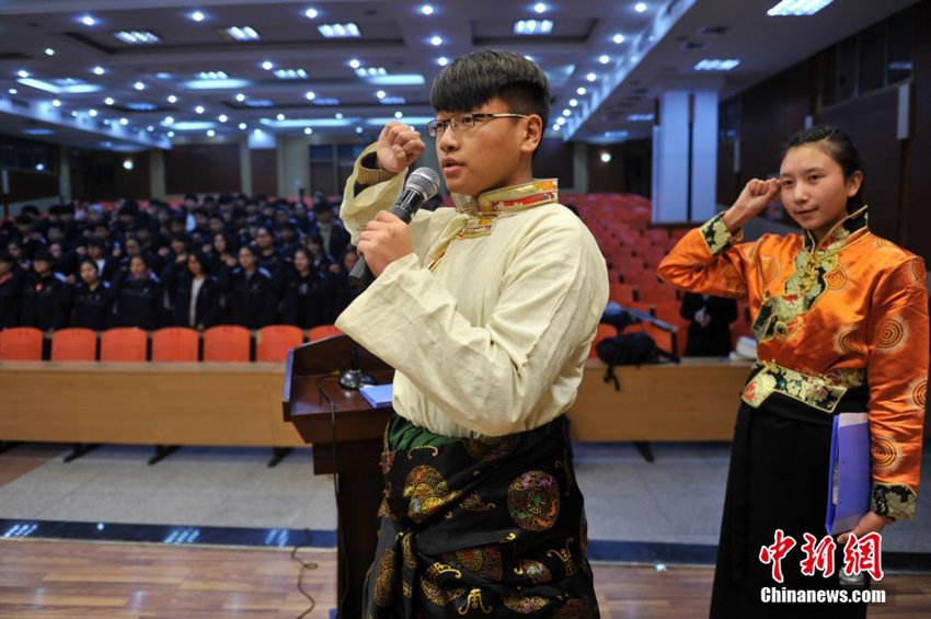 산시 100여 명 장족학생, 하다 두르고 성인식 거행