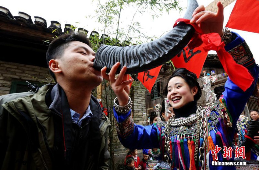구이저우 동족 촌락, 술 권하며 즐거운 동족 설날 보내