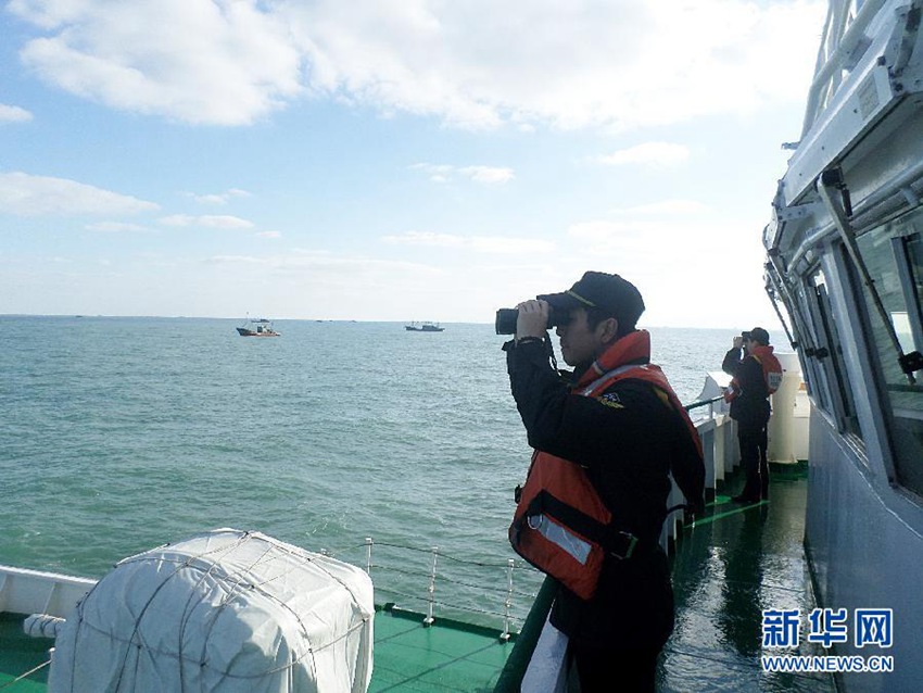 中어선 침몰로 10명 실종…한국 해경선 수색에 나서