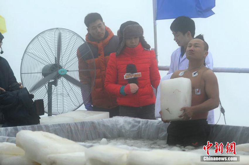 추위에 강한 달인, 장자제서 ‘얼음물 목욕’에 도전해