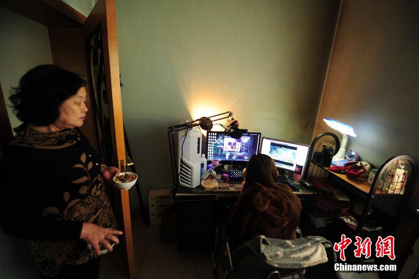 온라인 게임의 방송 진행자, 그녀의 실제 생활은 과연?