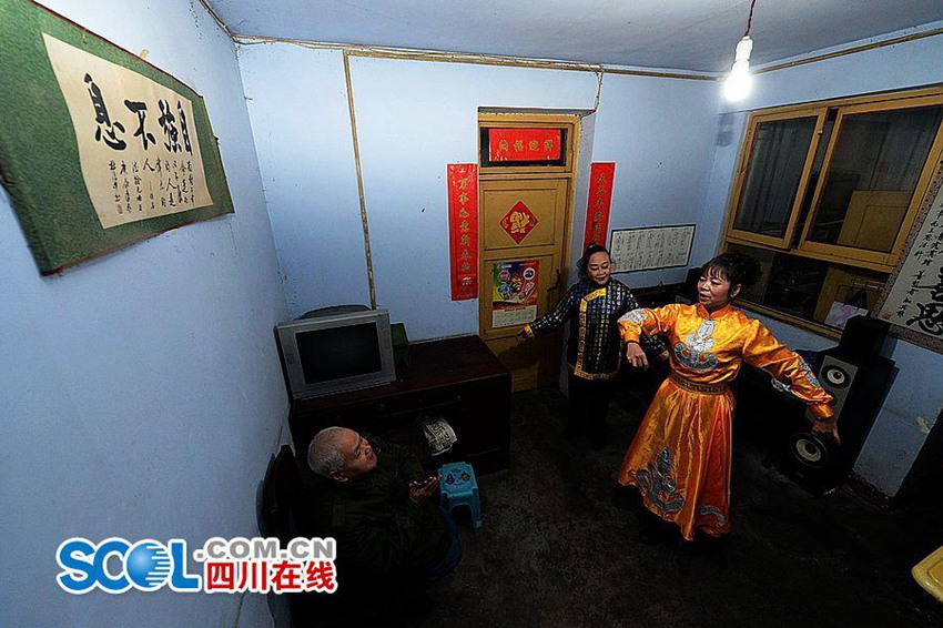 쓰촨 독거노인을 위한 직접 찾아가는 ‘미니 극장’