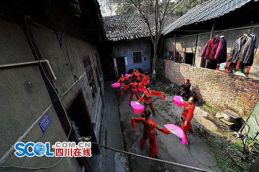 쓰촨 독거노인을 위한 직접 찾아가는 ‘미니 극장’