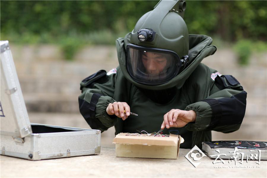 윈난 무장경찰 부대 폭탄 제거반의 일상 훈련