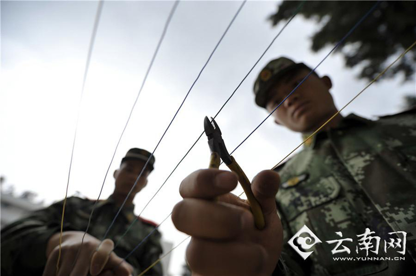 윈난 무장경찰 부대 폭탄 제거반의 일상 훈련