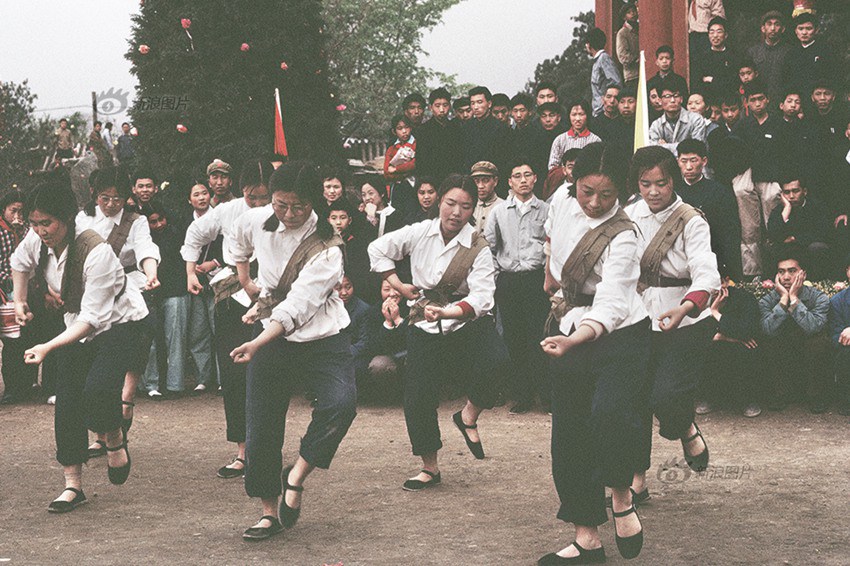 프랑스 아가씨의 카메라에 담긴 1966년의 ‘컬러풀’ 중국
