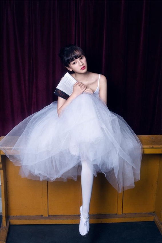 우한大 캠퍼스 퀸 황찬찬, 순수한 발레리나로 변신