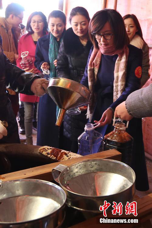 만 명이 함께 ‘간장 뜨기’, 장쑤의 20년 넘은 설 풍습