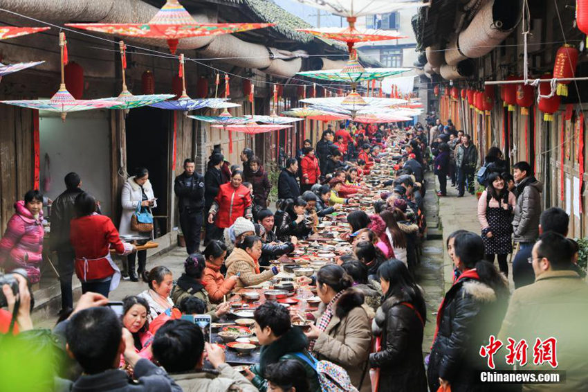 구이저우에 등장한 길게 늘어진 ‘천명 길거리 잔치’