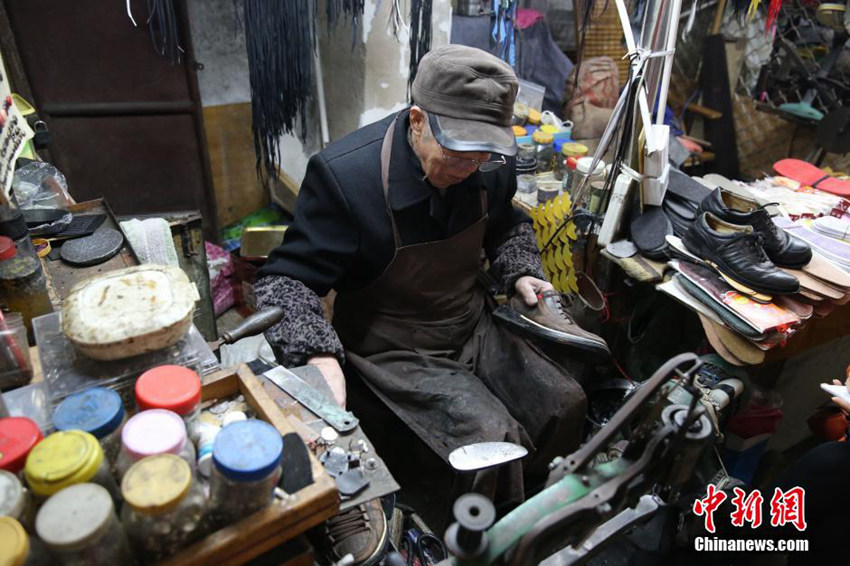 사라져가는 직업을 찾아서…신발수선공 탐방