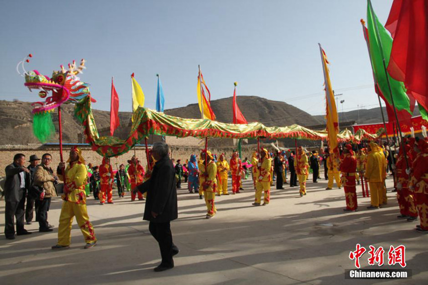 황토고원에서 펼쳐지는 새해맞이 행사…서훠(社火)