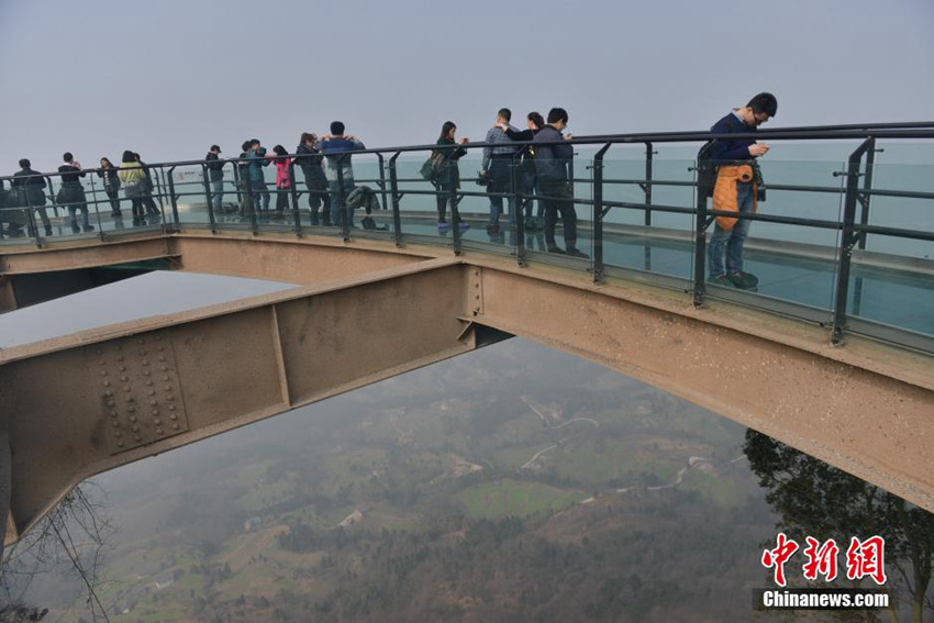 쓰촨 젠먼관 잔도 건너는 관광객들 ‘아찔’