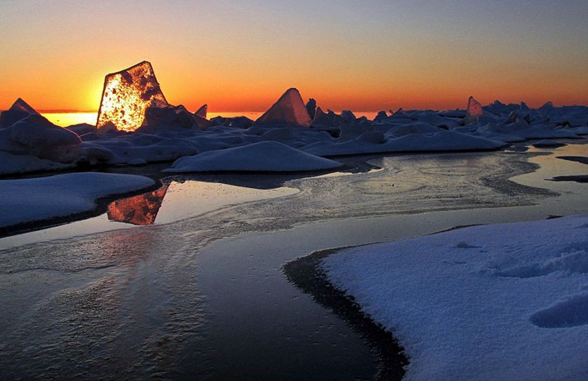 일몰 ‘얼음조각’ 장관…믿기지 않는 대자연의 솜씨