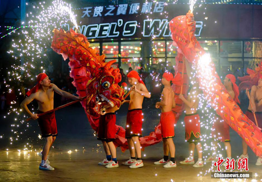 베이징 환러구(歡樂谷, 놀이동산) 춘제 야외 행사의 마지막을 장식한 민속 공연이 많은 시민들의 참여를 이끌고 있다. 