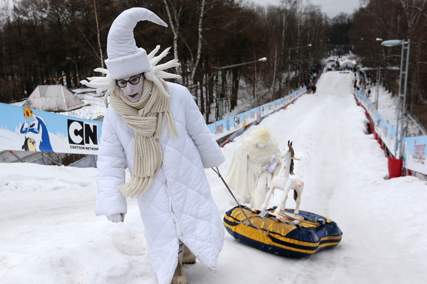 러시아 눈썰매행사 열려…특이한 분장 ‘눈에 띄네’
