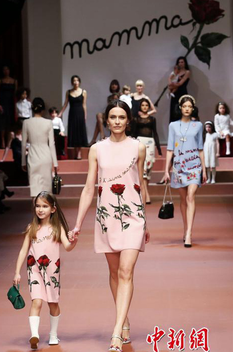 ‘어머니’ 주제로 한 패션쇼, 밀라노 패션위크서 펼쳐져
