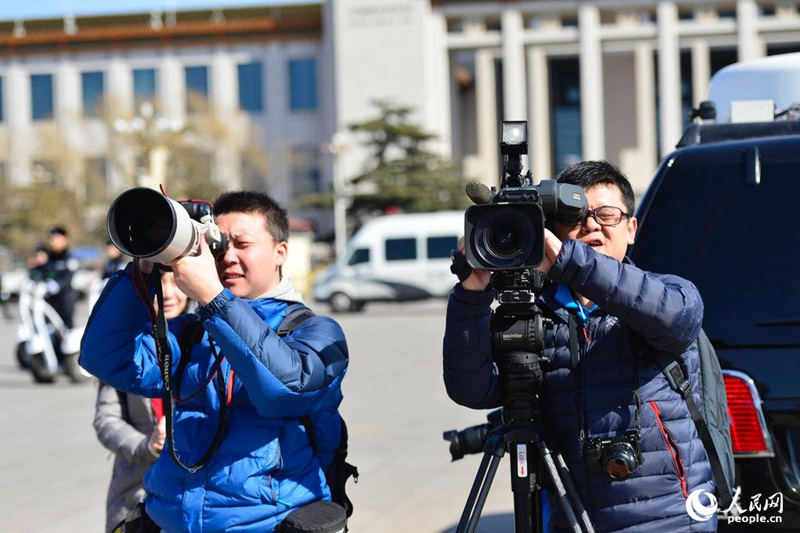 [2015 양회] 치열한 위원 취재 경쟁 현장으로 