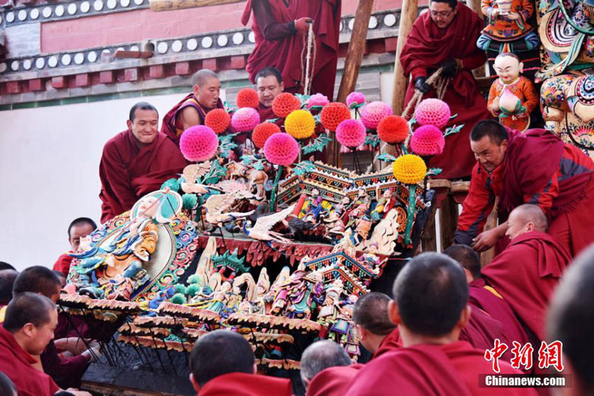 타얼사 승려들이 완성된 쑤유화를 받침대에 올려놓고 있다.