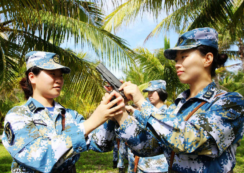 시사(西沙)섬 강렬한 태양 아래 사격 훈련하는 여군들