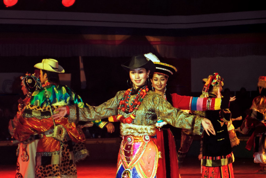 쓰촨의 다채로운 민족풍속, 화려한 장족 의상