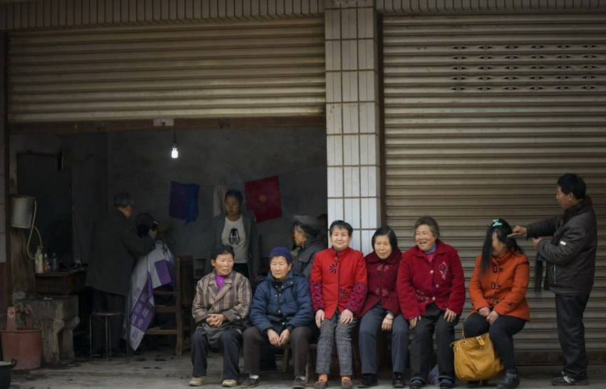 충칭 미용사, 잊혀진 ‘부집게 파마’ 기술 선보여