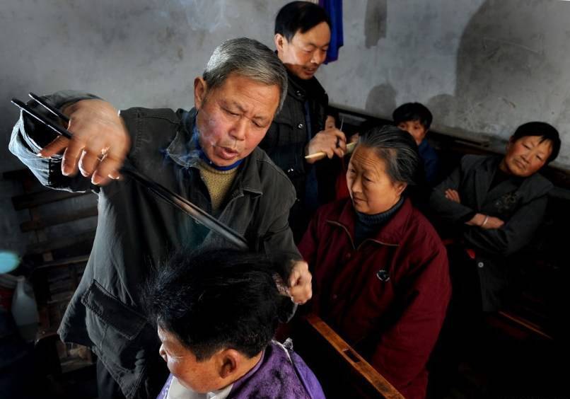 충칭 미용사, 잊혀진 ‘부집게 파마’ 기술 선보여