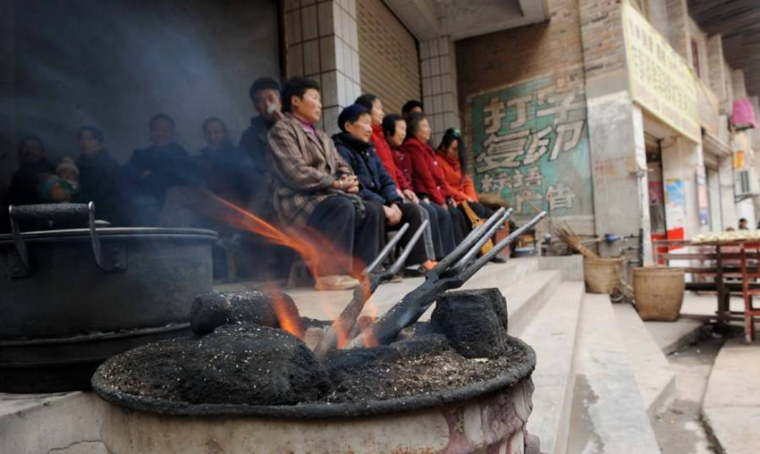 충칭 미용사, 잊혀진 ‘부집게 파마’ 기술 선보여