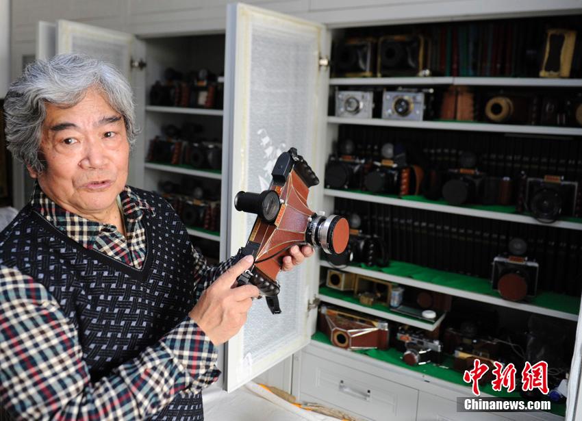 카메라 수집 노인, 이제는 팔아 아내와 여행 가고파