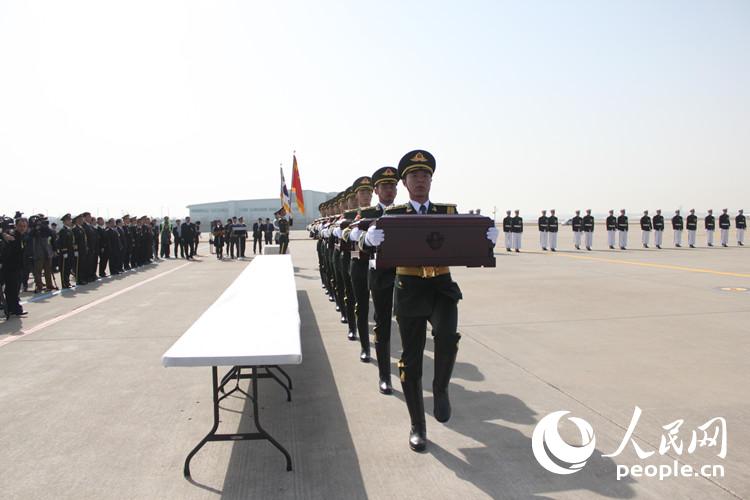 주한 중국대사, 중국군 유해 인도식서 유해 국기로 덮어  
