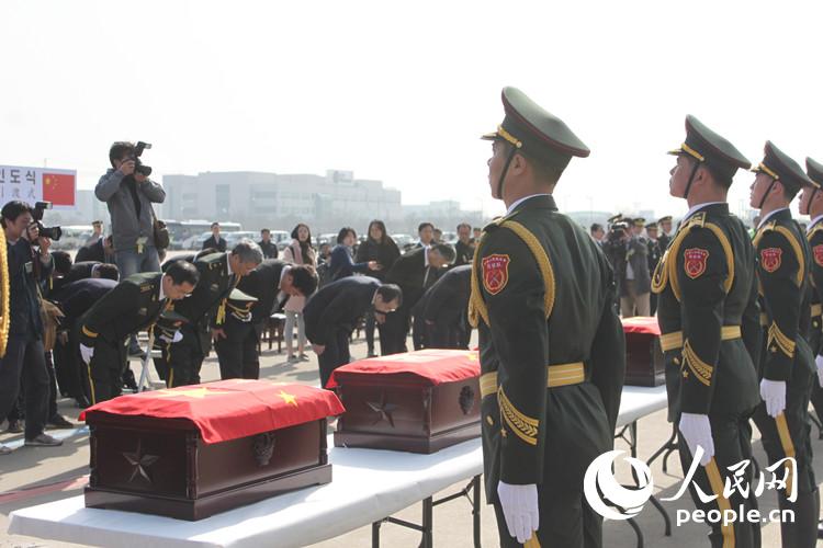 주한 중국대사, 중국군 유해 인도식서 유해 국기로 덮어  