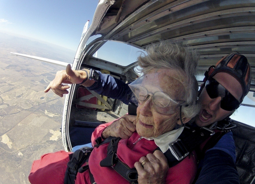 100세 생일 맞은 할머니, 고공 낙하산도 거뜬