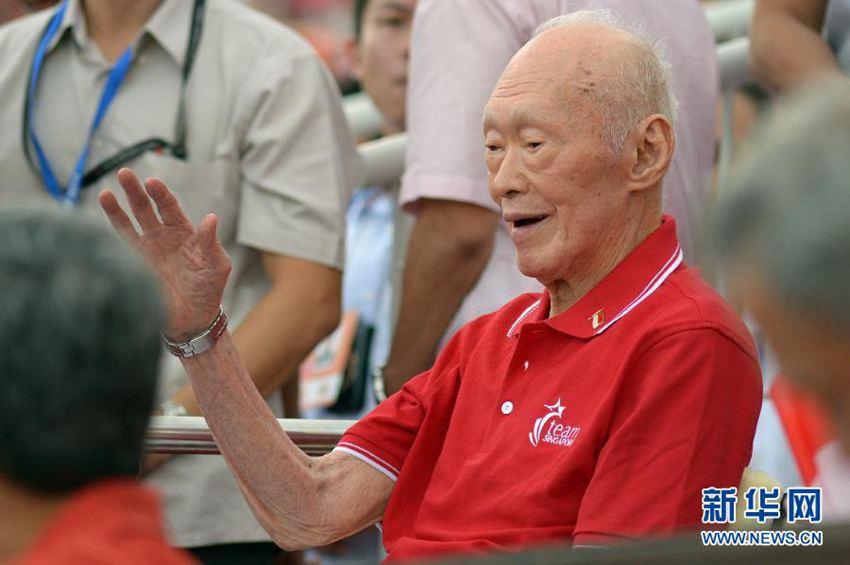 이 사진은 2014년 8월 9일 리콴유가 싱가포르 독립 49주년 행사에서 찍은 사진이다.