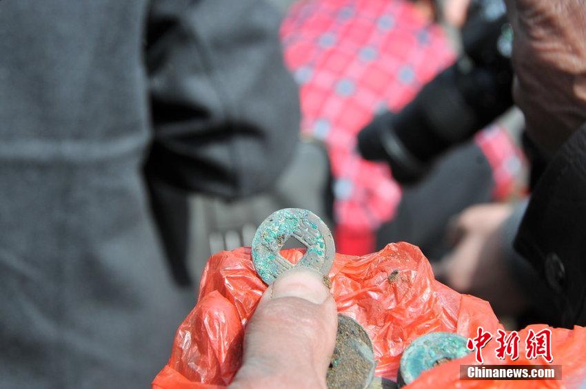 장쑤 옌청 건설현장서 대량의 옛 동전 발견, 100kg 가량