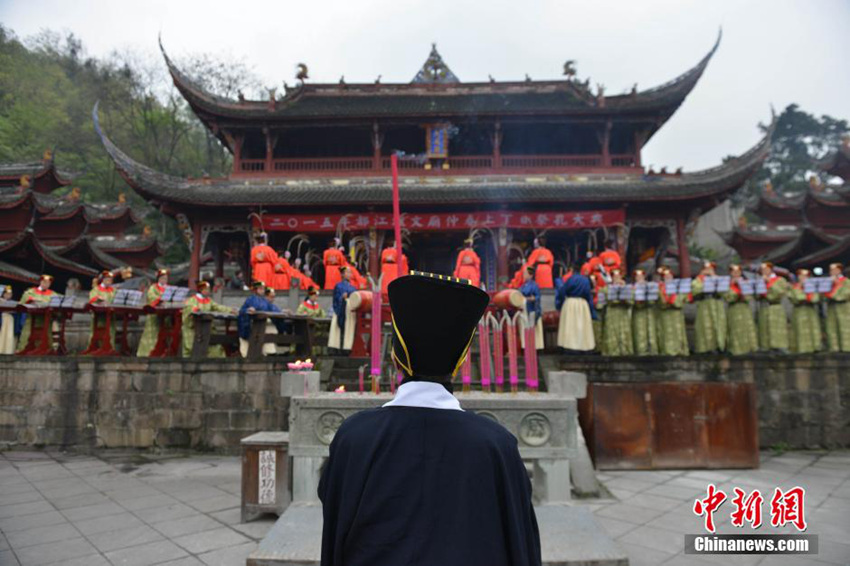 쓰촨(四川) 두장옌(都江堰) 문묘에서 춘계 석전제 봉행