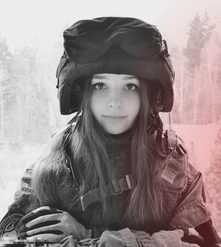 러시아 청순미녀 군복 코스프레 연일 화제!